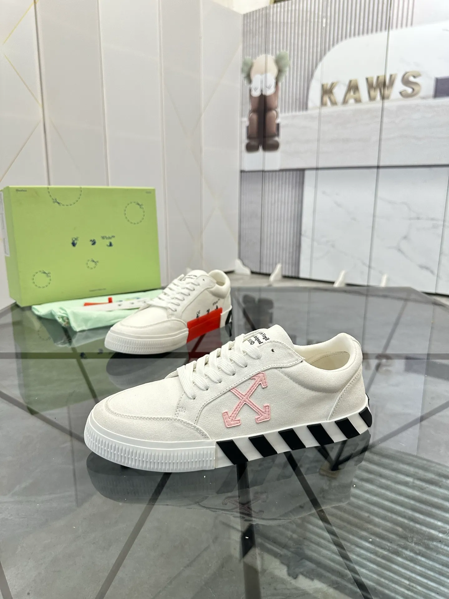 Selling men's shoes 💰: 💰P440¥ Product trademark: OFF WHITE *"OFF WHITE*" low-top casual shoes Regular size: 35-45 (can be customized to 46) Couple style Product materials: original material from the upper counter, breathable lining, original outsole. No.: H203